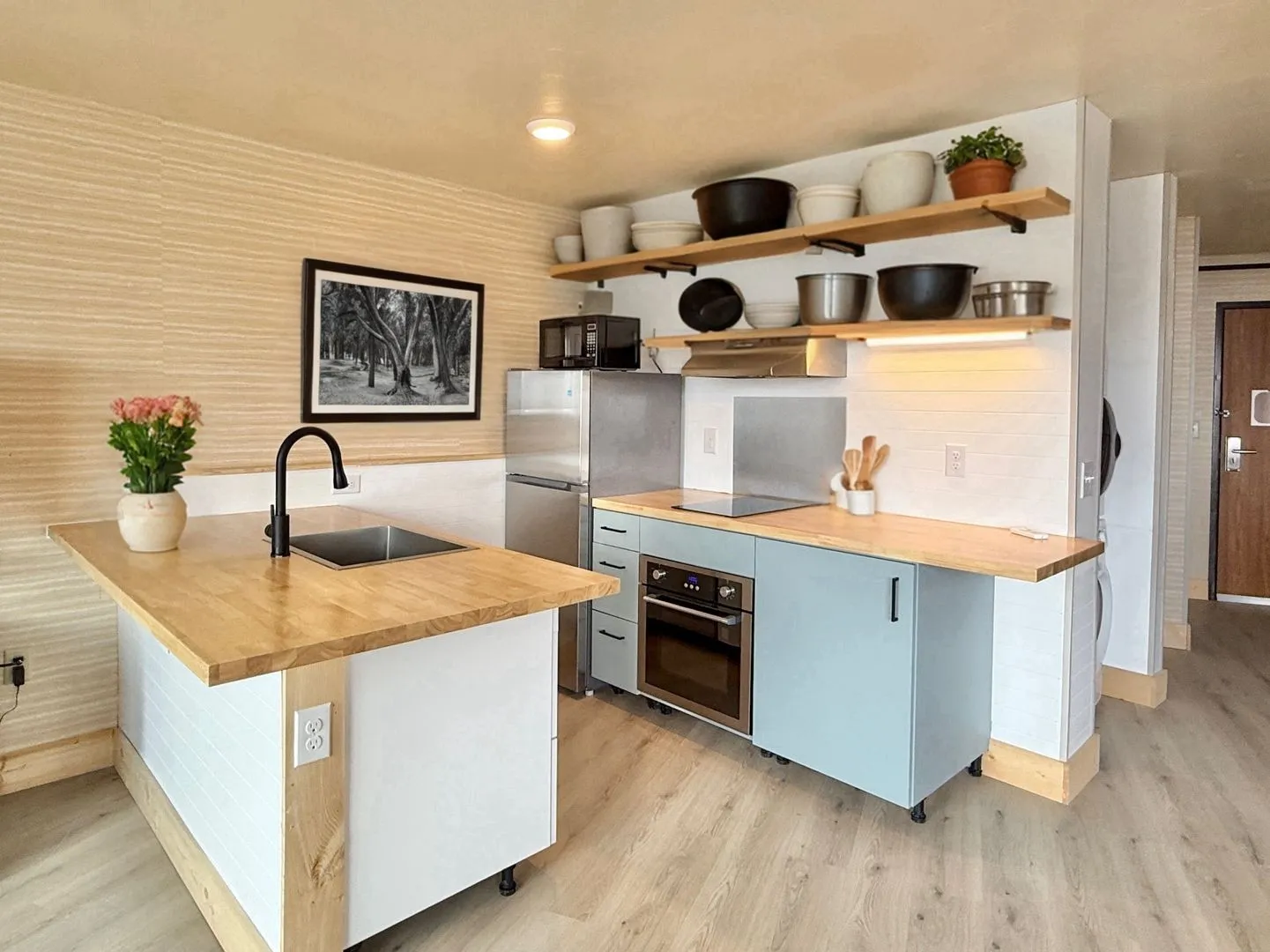 Large Diagonal Studio with Deck, Kitchen Island, Fireplace and Washer & Dryer! All Utilities & Internet included. 