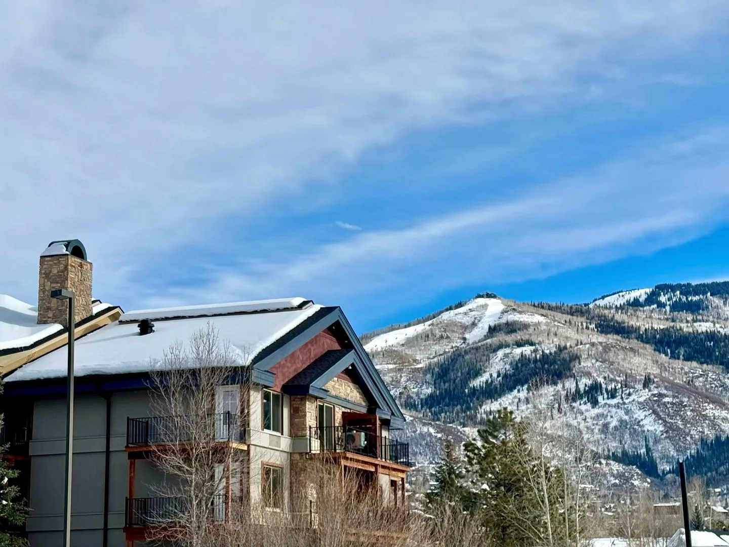 Studio Apartment with Deck - Modern Comfort, Mountain Close! Utilities & Internet Included.  - Photo 4