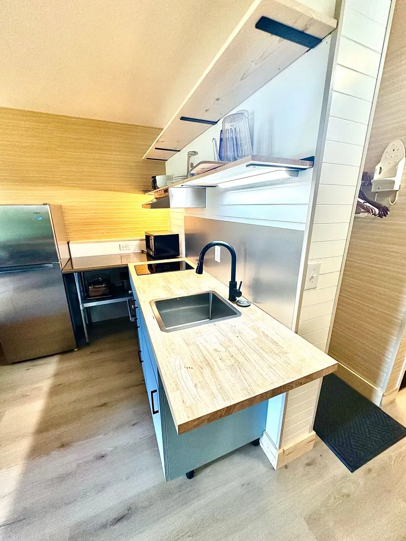 Studio Apartment with Deck - Modern Comfort, Mountain Close! Utilities & Internet Included. 